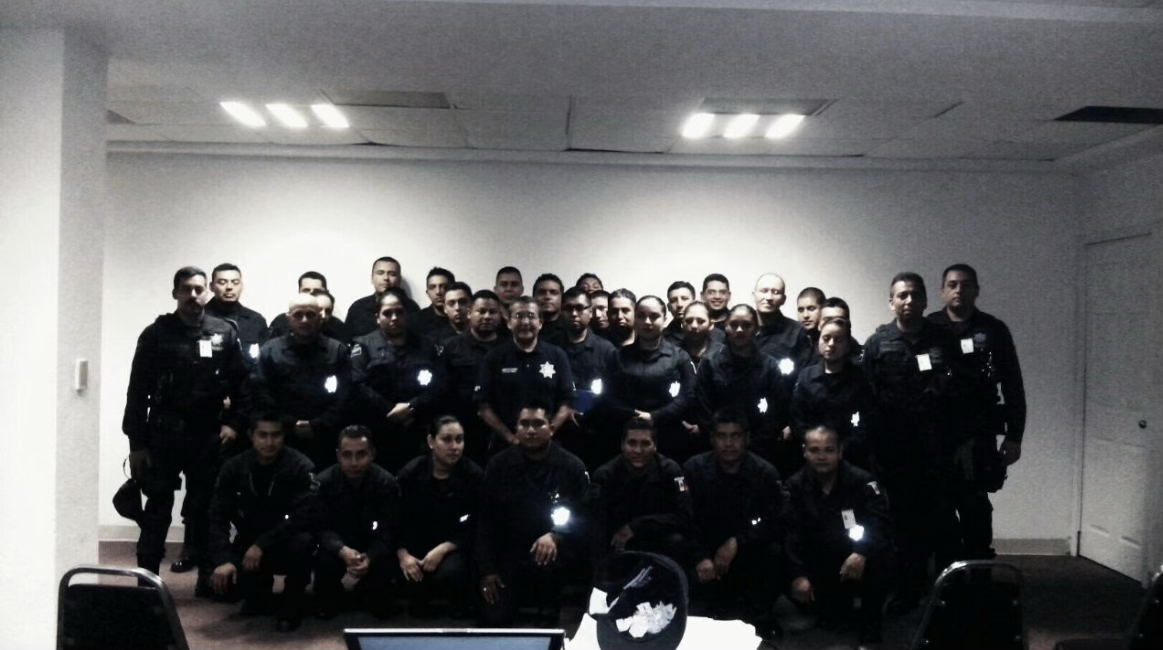 Fotografía grupal de personal de seguridad